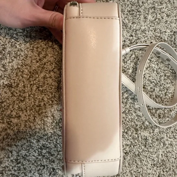 LIKE NEW lululemon Cashew Camera Crossbody Bag - Picture 5 of 9